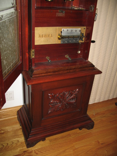 Regina Hall Clock - Image 4